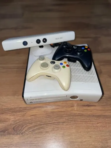 Xbox 360 - (4GB - Slim)