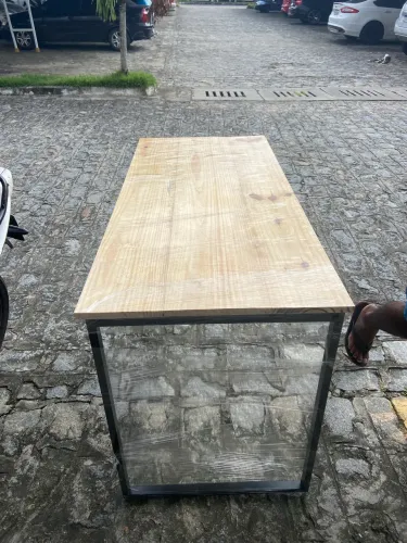 Mesa industrial de pinus