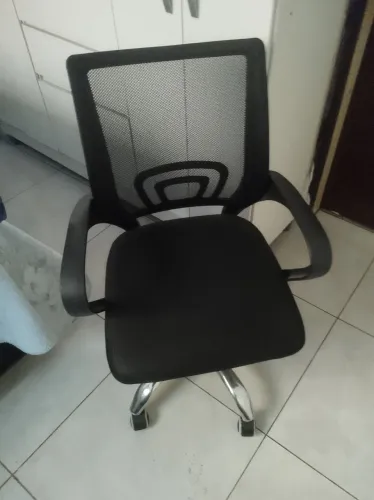 Cadeira escritório giratória e ajustável