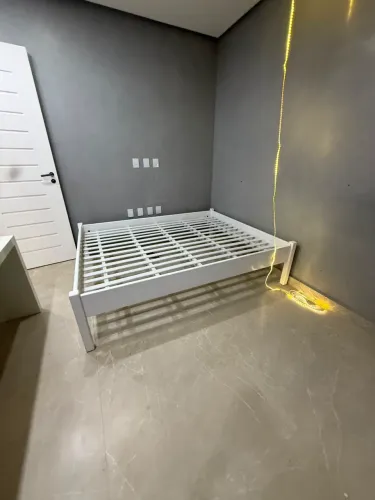 Base de cama para colchão 1x60 - na madeira vermelha - laqueado de branco