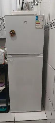 Geladeira pequena com menos de um ano de uso
