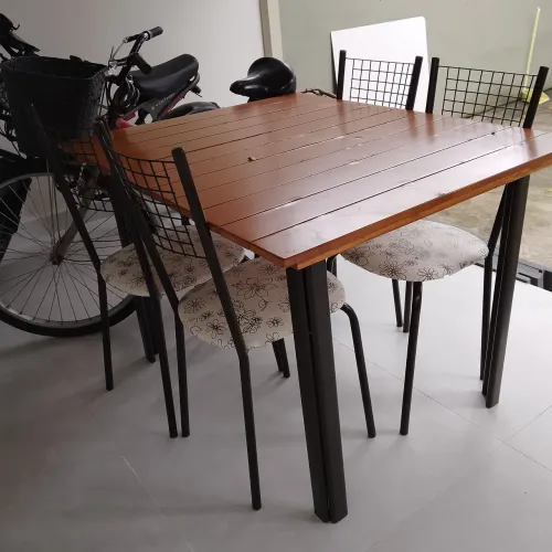 Mesa e cadeiras 