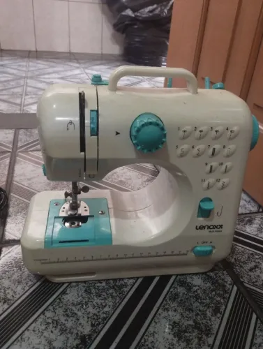 Mini máquina de costura 