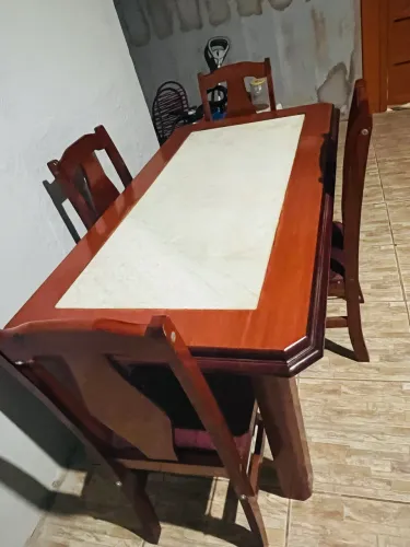 Mesa madeira 4 cadeiras 1m60 por 82 centímetros