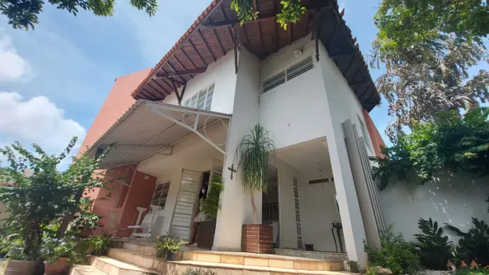 00095 - CASA TRIPLEX - RUA CONFROTAÇÃO