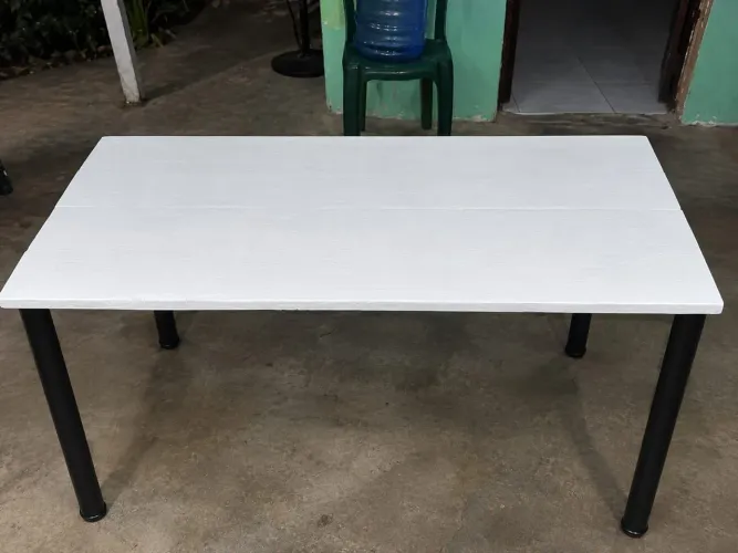 Mesa de madeira com pés de ferro - branca e preta