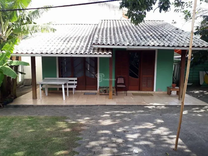 Casa térrea de alvenaria com 1 quarto a 350 metros da Praia do Morro das Pedras - Florianó