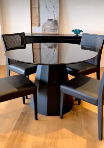 Mesa preta com tampo de vidro 1,17cm de diâmetro