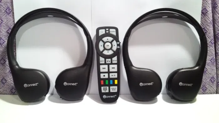 Kit Par De Fones De Ouvido E Controle Remoto Uconnect - Mopar - Dodge Chrysler Jeep - Oem