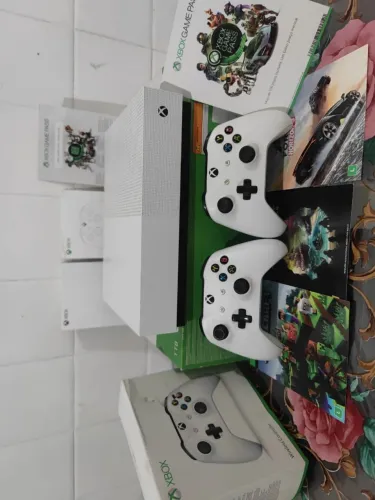 XBOX ONE S 1TB + 2 CONTROLES na caixa!
