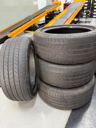 Pneus 215/50/17 com pouco uso.