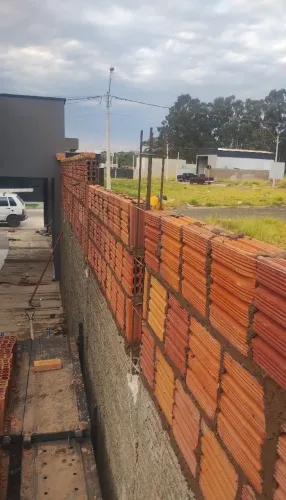 Sou Pedreiro para fazer muros calçadas reboco e outros