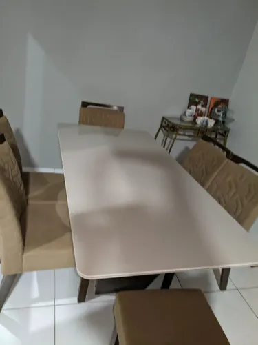 Mesa de vidro com 6 cadeiras, em ótimo estado de conservação