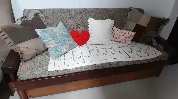 1 Sofá com cama auxiliar outro normal de madeira maciça por 1.500