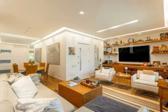 Apartamento Reformado na Quadra da Praia do Leblon