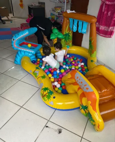 Piscina inflável playground 310l Safari semi nova