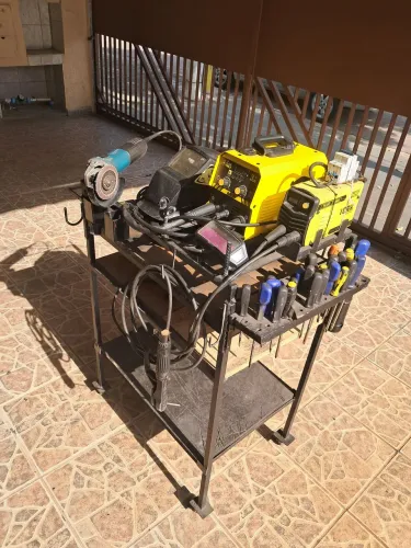 Máquinas de solda duas acompanha carrinho para ferramentas