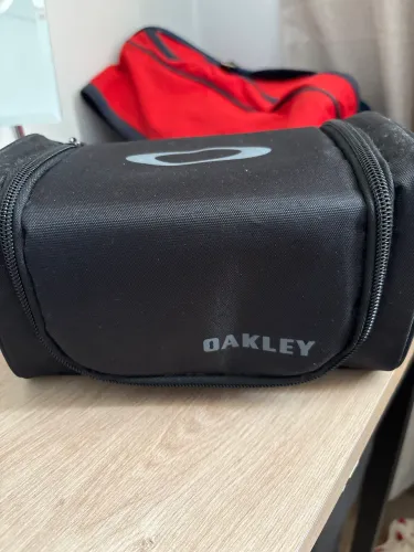 Necessarie Oakley