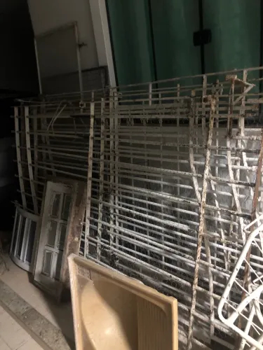 Vendo 2 portões de garagem e uma grade para muro