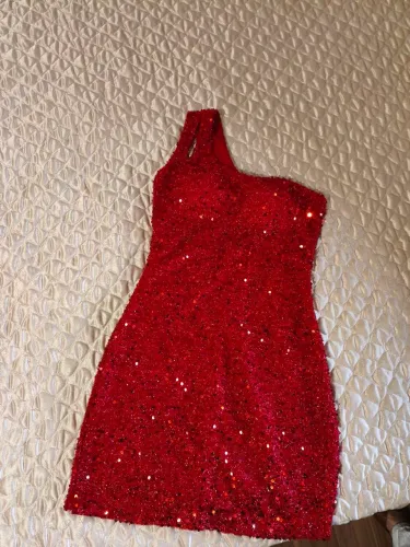 Vestido curto de paetê vermelho