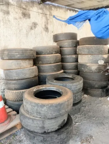 Pneu Usado 235/75/17.5 para caminhão o 3/4
