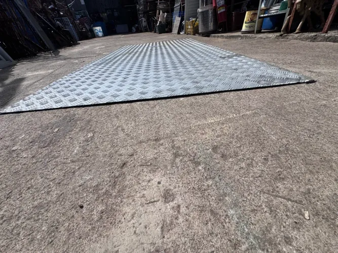 Chapa de alumínio xadrez 2,45m x 1,25m/ 3mm