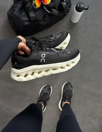 Tennis On cloudtilt   Black asphalt