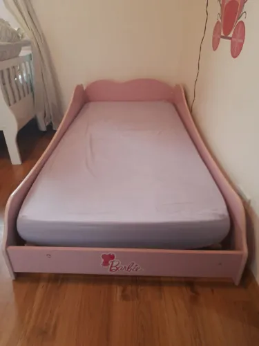 Cama da Barbie com colchão. Tamanho: cama de solteiro. 