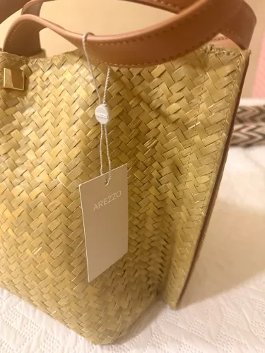 Bolsa Arezzo original palha natural e detalhe em couro