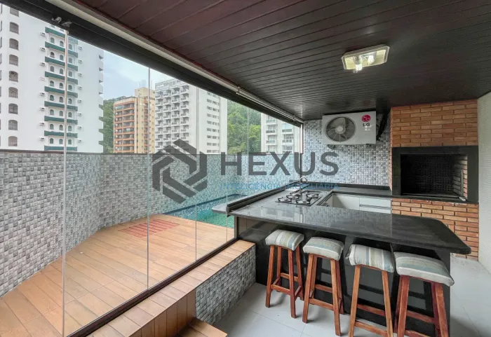 Apartamento com piscina e churrasqueira na varanda na Praia das Pitangueiras, Guaruja