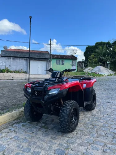 Quadriciclo bem conservado com 4 pneus novos