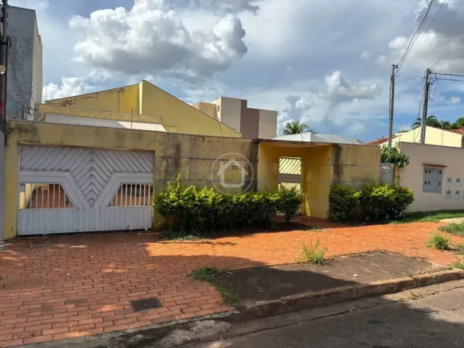 CASA COM ALPLO TERRENO