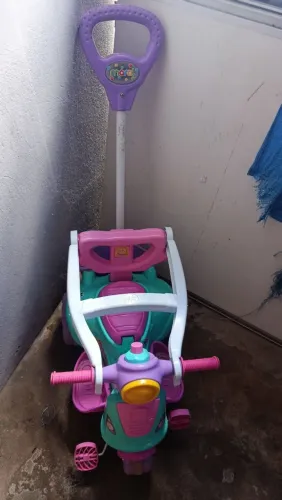 Vende-se um triciclo de menina usado poucas vezes valor: 200