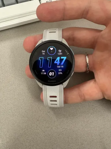 Relógio Garmin Forerunner 165 com Monitor Cardíaco de Pulso e GPS Branco e Cinza