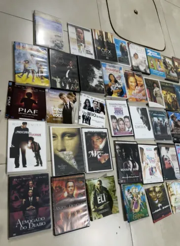 VENDO COLEÇÃO DE DVDs, BLU-RAYS E VHS