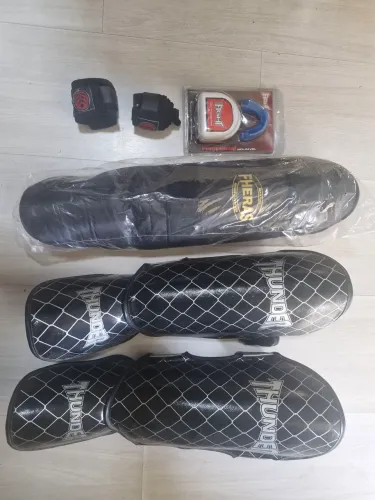 2 caneleira pra muay thai e protetor de boca