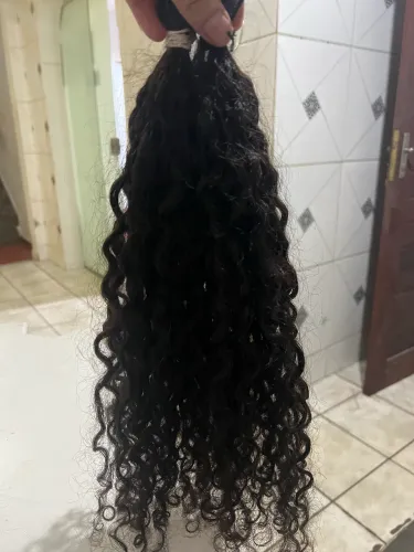 Cabelo cacheado humano cortado da cabeça 
