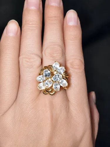 Anel folheado a ouro Flor Cravejada com Pedras Cristal