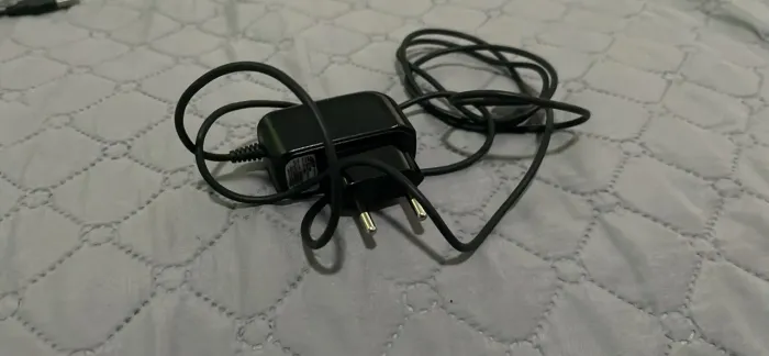 Carregador de Tomada com Cabo Integrado (Micro-USB / V8)