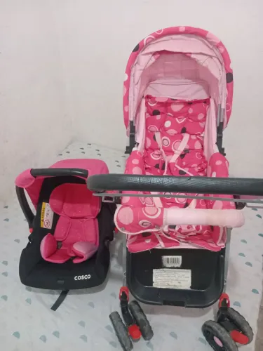 Carrinho de bebê e bebê conforto
