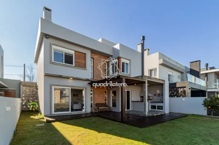 Oportunidade Única no Veredas: Casa Fundo Lago, 229m², 3 Quartos, 2 suites, churrasqueira,