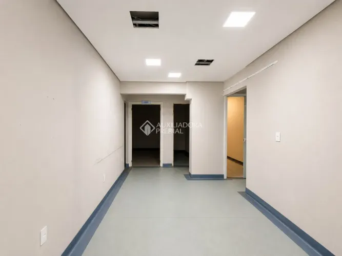 Sala comercial ampla com 127m² e 2 vagas para locação no centro de Joinville