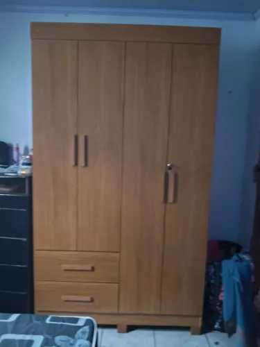 Guarda roupa novo n tem 2 semana de uso com chave