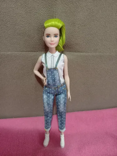 Boneca barbie fashionista de cabelo verde