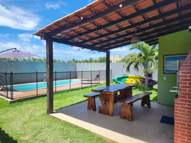 CASA COM PISCINA A 700M DO MAR - PORTEIRA FECHADA