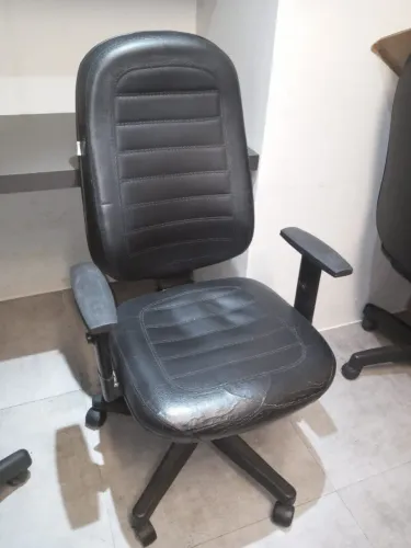 Cadeira de escritório presidente preta