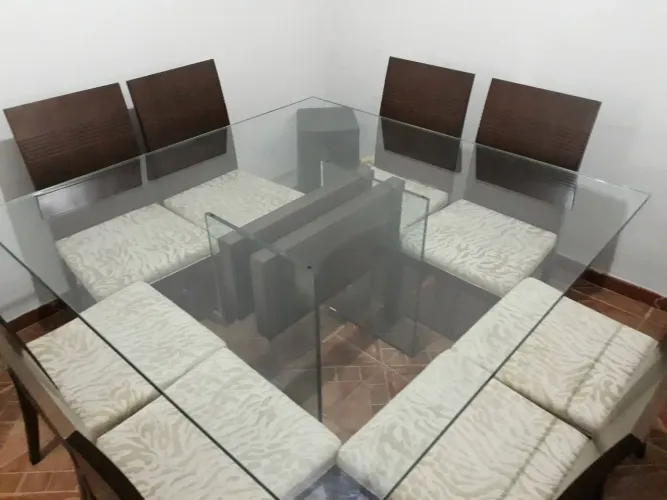 Mesa de jantar vidro com 8 cadeiras forradas