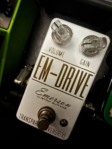 Em drive pedal de overdrive 