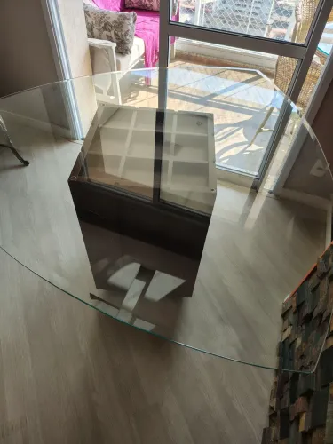 Vendo Mesa Triangular de Vidro com Base em Madeira Linda Perfeito Estado de conservação