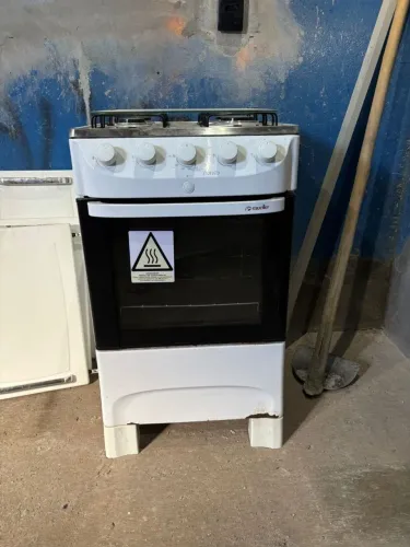 Vendo este fogão e paneleiro 
